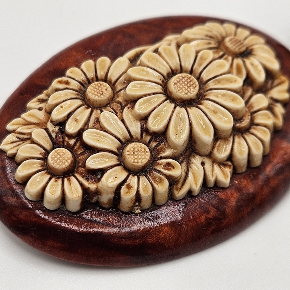 VINTAGE Celluloid and Wood 3D Daisy Flower Carved Brooch Pin and Earrings Set - Picture 5 of 7